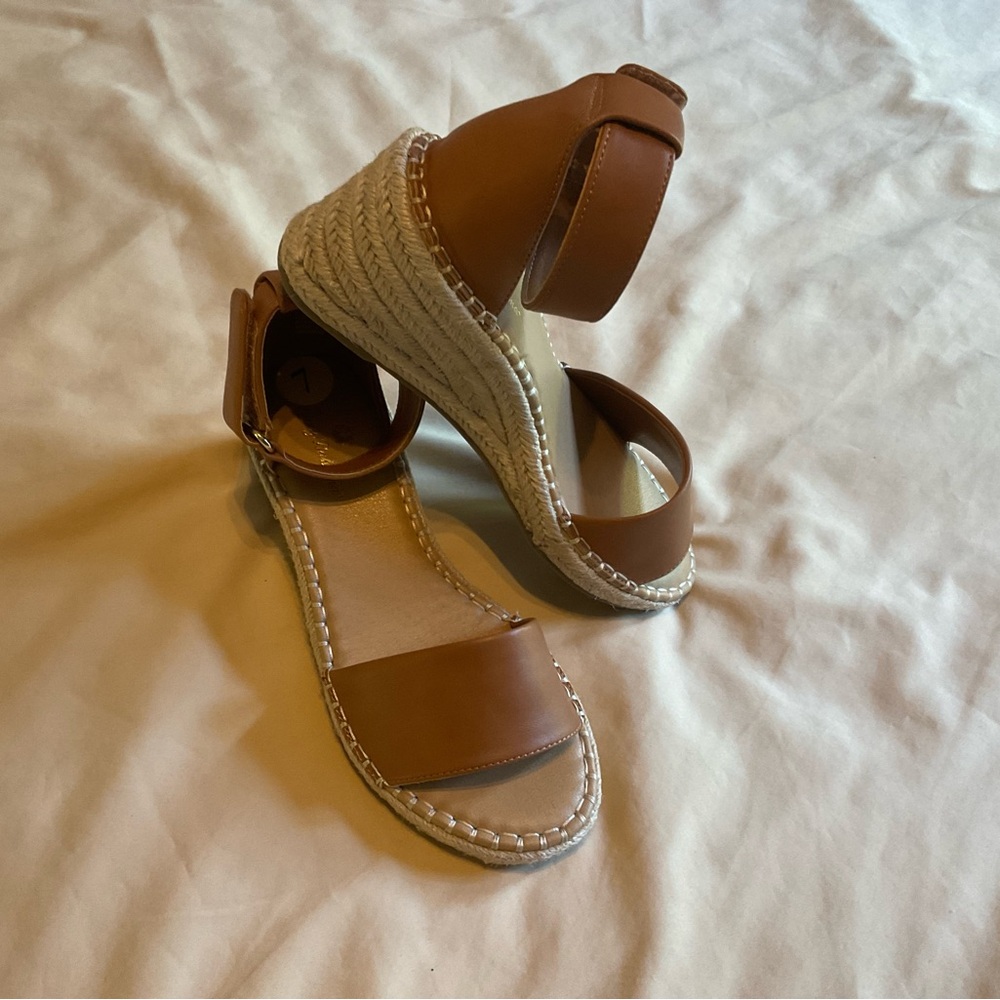 Women’s Light Tan Tommy Bahama Sandals